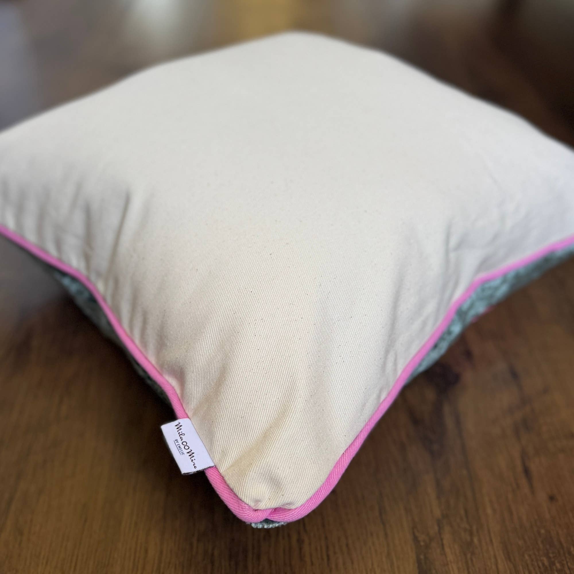 Mila∞Miro by Emelie – Großhandel Zierkissenbezug – Samt Ikat Kissen Schmetterling | Samt Ikat Kissenbezug3