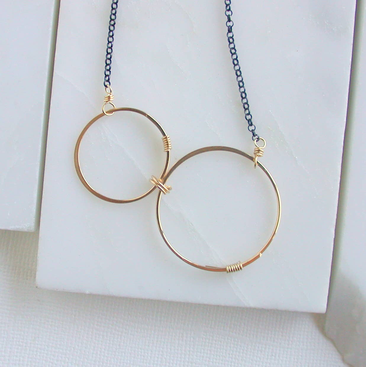 Linda Trent Jewelry - Venta al por mayor Collares con colgantes/abalorios - Collar ennegrecido lado a lado. Opciones de oro, plata y rosa.2