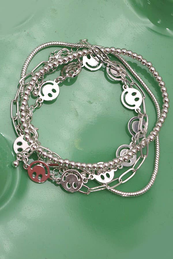 JOSSLYN by wall to wall – Conjunto de joias por atacado – Conjunto de 4 Pulseiras com Corrente de Cobra e Contas com Smiley | 71B210971