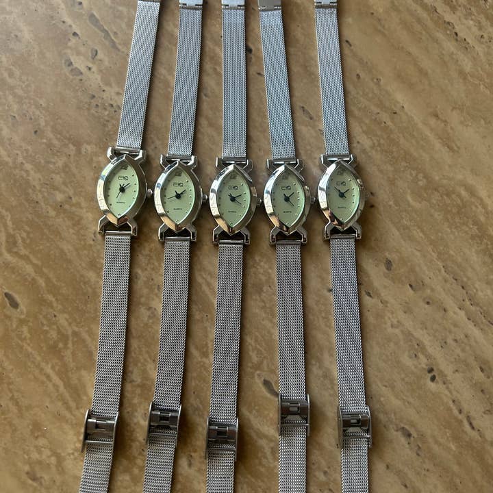 Siman International Inc. – Großhandel Armbanduhr – Damen – Ovale EKO-Armbanduhr für Damen mit weichem silbernem Netzband 2