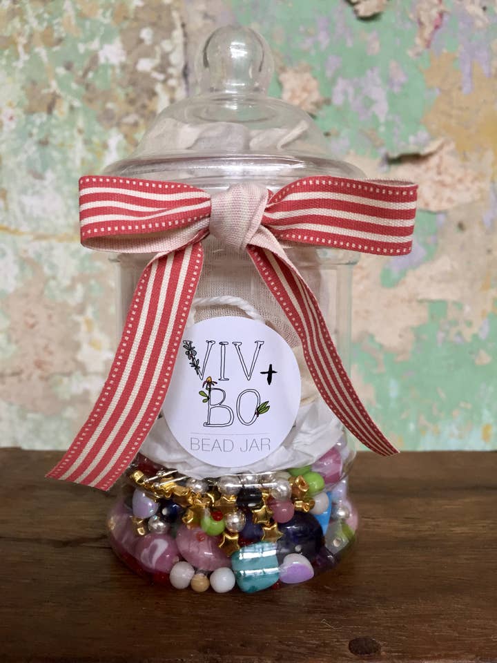 Pot de perles de fabrication de bijoux de Noël pour la vente par viv + bo