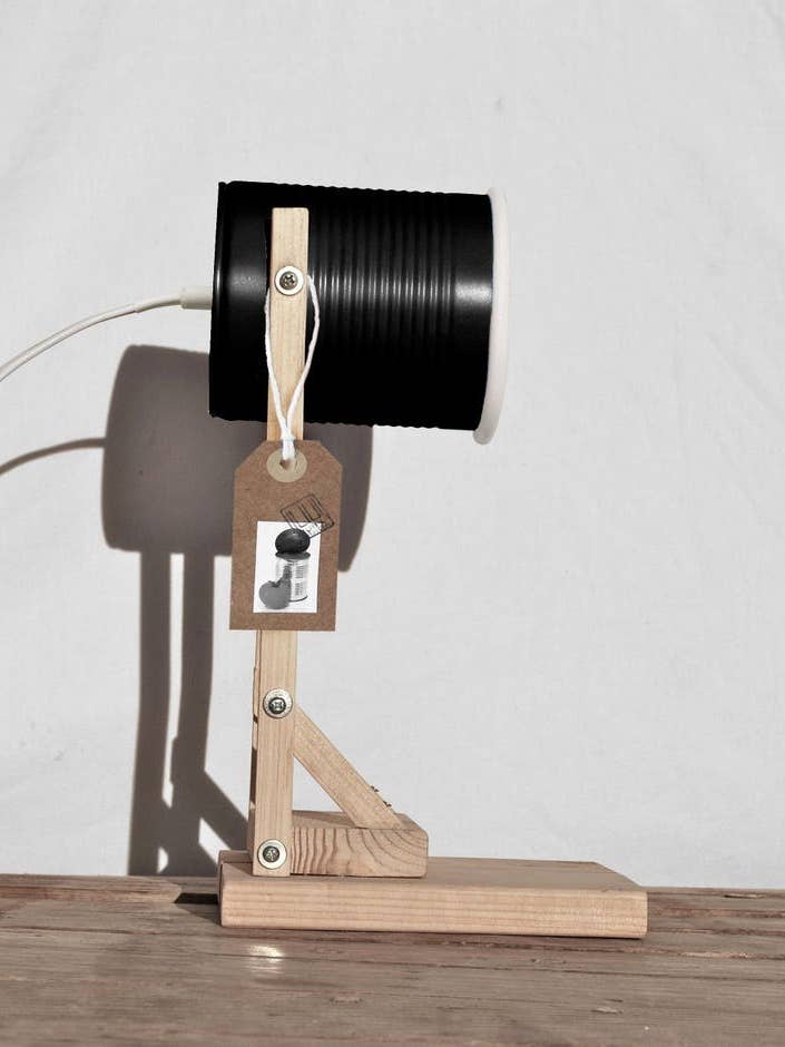 Umweltfreundliche Schwarz-Weiß-Schreibtischlampe. EURO-, UK- oder US-Stecker für den Großhandel von ILIUI