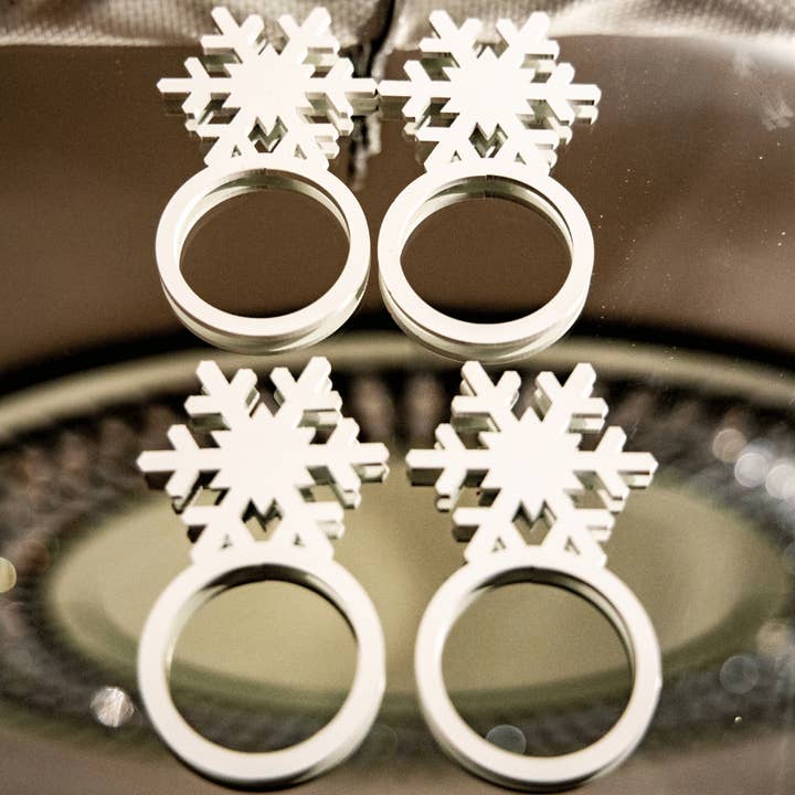 Qube Luxe by Debbie Marks - Wholesale Napkin ring - White Napkin and Wooden Snowflake Napkin Ring (Set of 4)