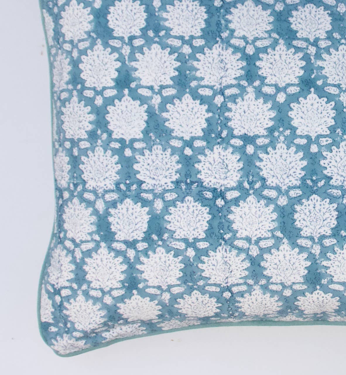 Rozablue – wholesale Dekorativ kudde – Handgjord kudde Breezy blå 40 x 60 cm1