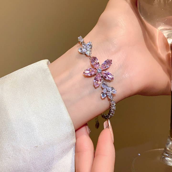 Bracelet coulissant rond géométrique en zircon rose pour la vente par MoodGold