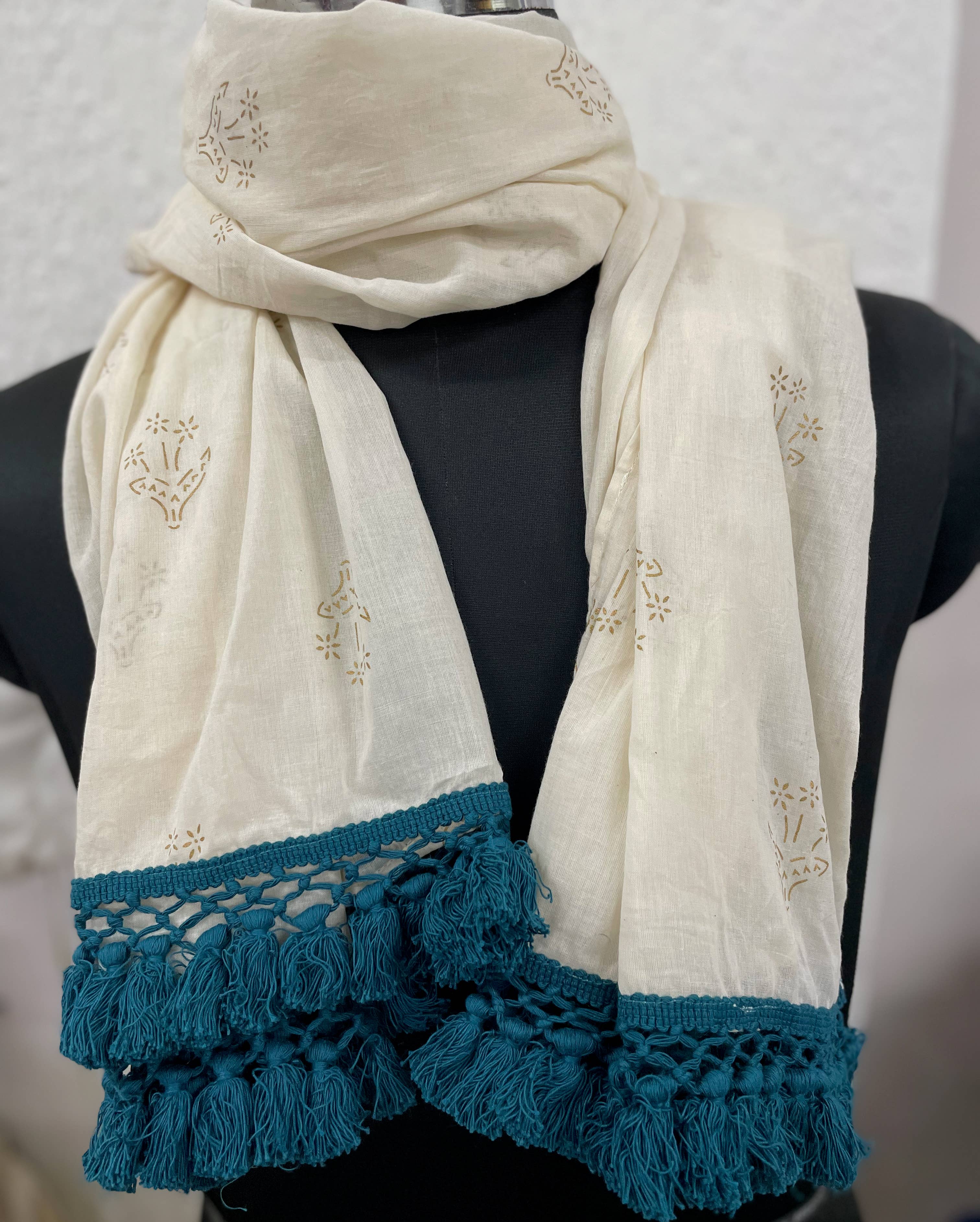 Sewing New Futures, Inc - Venta al por mayor Bufanda - Mujer - Bufanda larga de algodón crema-dorado6