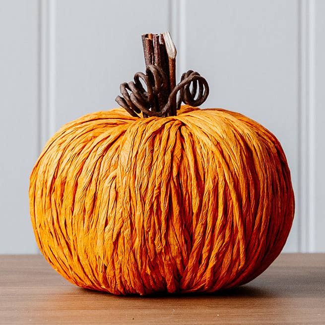 Citrouille en paille orange brûlé faite à la main avec tige décorative pour la vente par We Love Seasons Ltd