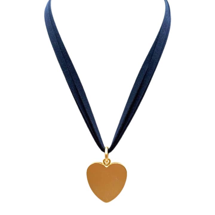 Collier en daim bleu marine à trois brins avec pendentif cœur pour la vente par Deborah Grivas Designs