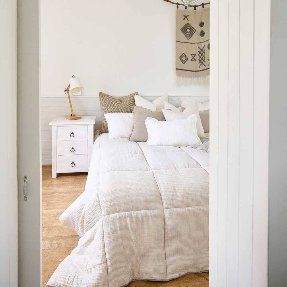 Naturlinne m' vändbar natur/vit nålrand Marina Vändbar Kviltad Sängöverkast - Naturlig med Naturlig Rand för wholesale på Faire9
