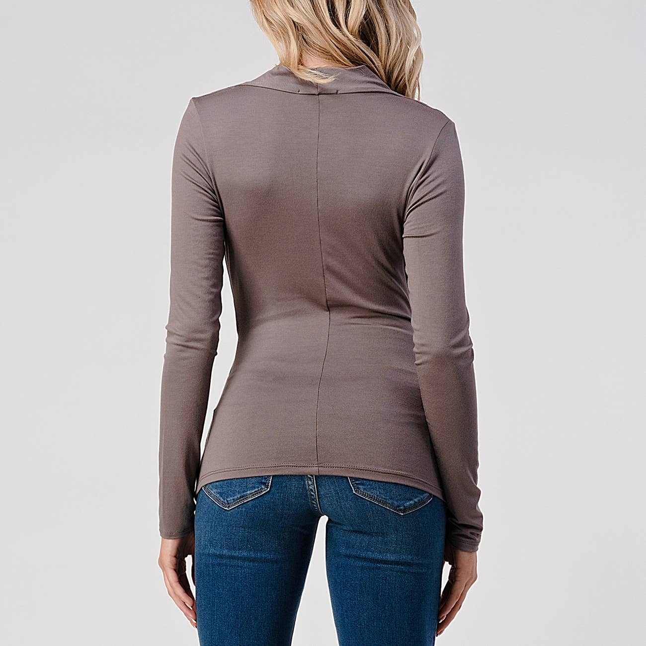 Heimious – Engroshandel Strikket top - Dame – Heimious fitted modal jersey bluse med slå-om, lange ærmer og plisserede detaljer35