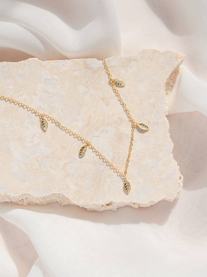 Collier de tous les jours avec feuilles à suspendre en argent sterling et or pour la vente par Humble + Spark