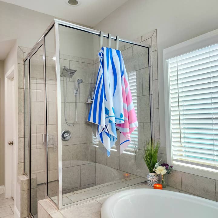 Buzzee – Großhandel Badetuch – Doppelseitiges Strandtuch, sandfest, schnelltrocknend, blaue Handfläche1