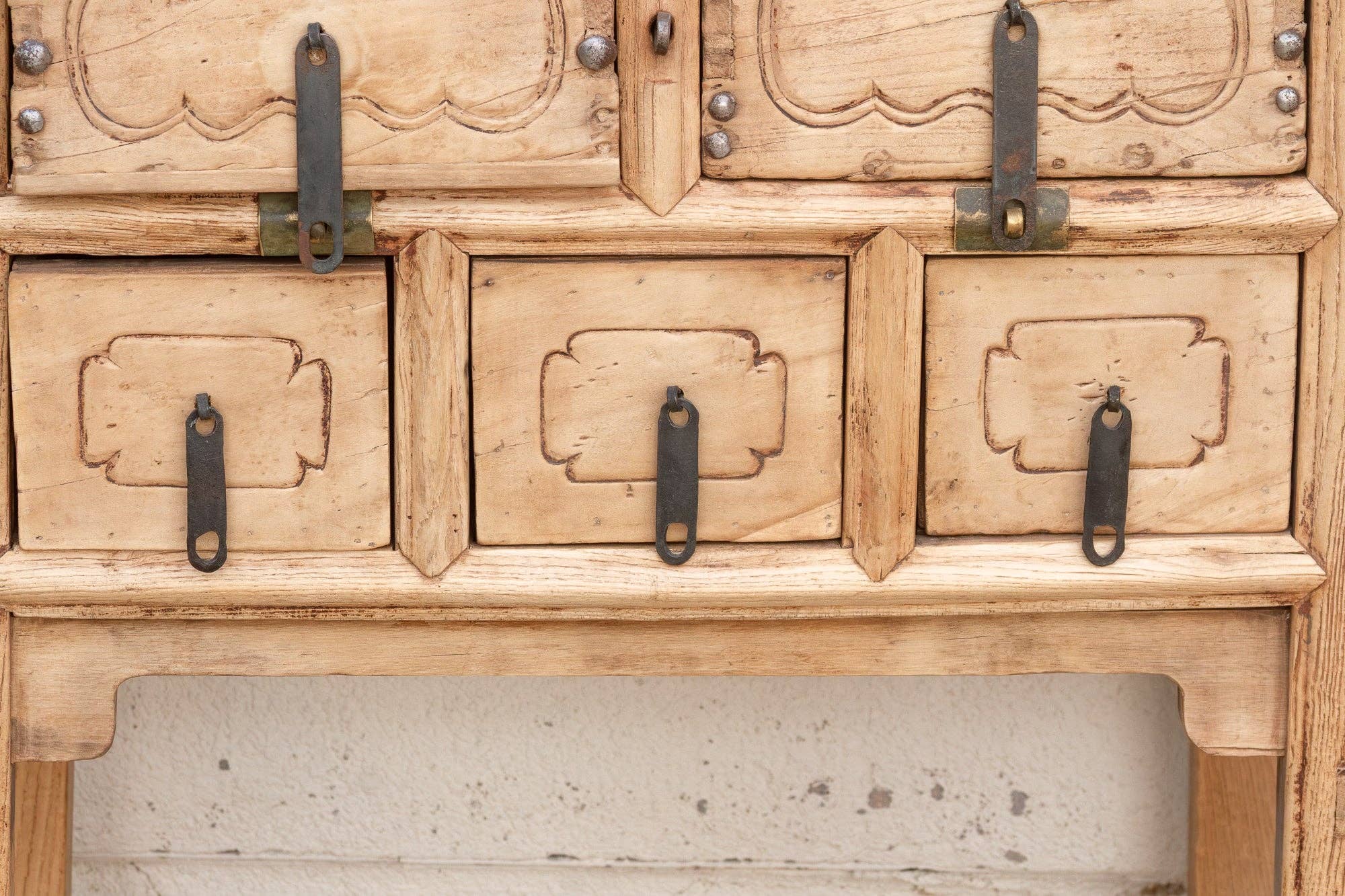 De-cor - Vendita all'ingrosso Armadietto - Cassettiera d'altare antica a 5 cassetti con finitura sbiancata dal sole3