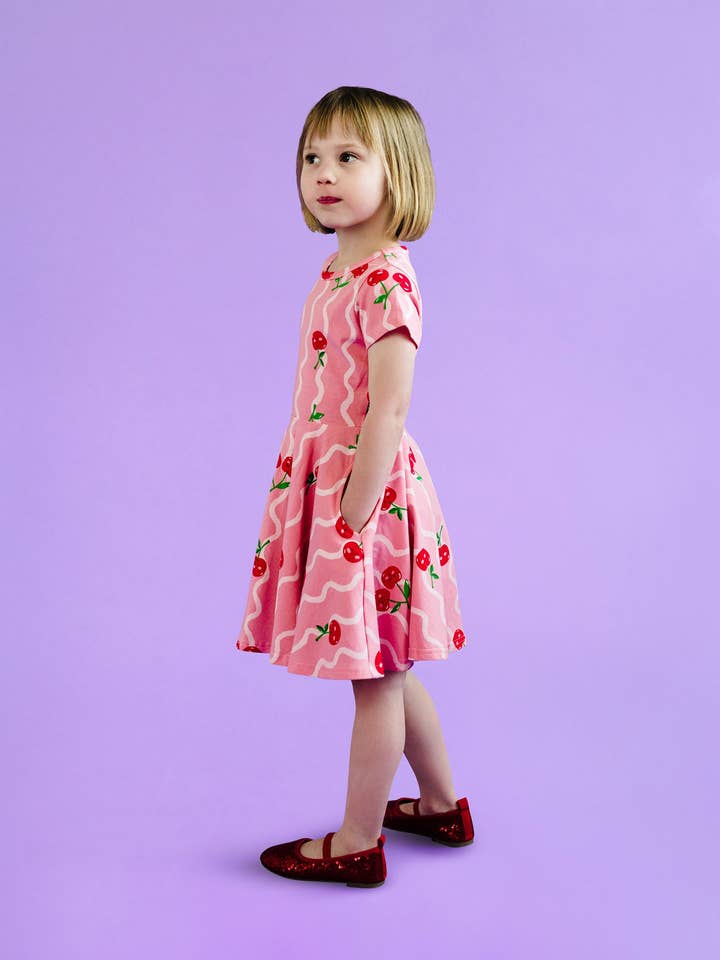 VESTIDO CURTO COM MANGAS CURTAS E CINTURA AJUSTADA CHERRY SQUIGGLE por atacado de Rock Your Baby