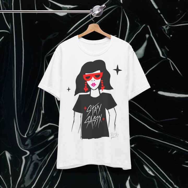 CAMISETA GRÁFICA ILUSTRADA "STAY SASSY" (negra). para venta al por mayor de Kiki Gunn