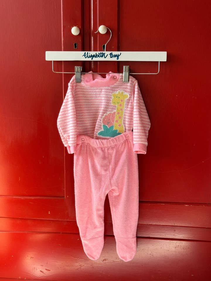 Ensemble grenouillère girafe rose des années 1980 pour la vente par Elizabeth bay