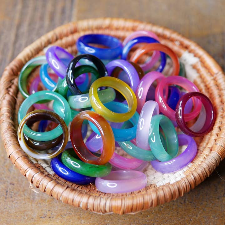 Anelli in agata lucida misti, lotto di 25 per la vendita all'ingrosso da parte di Superior Stones & Gifts INTL LLP