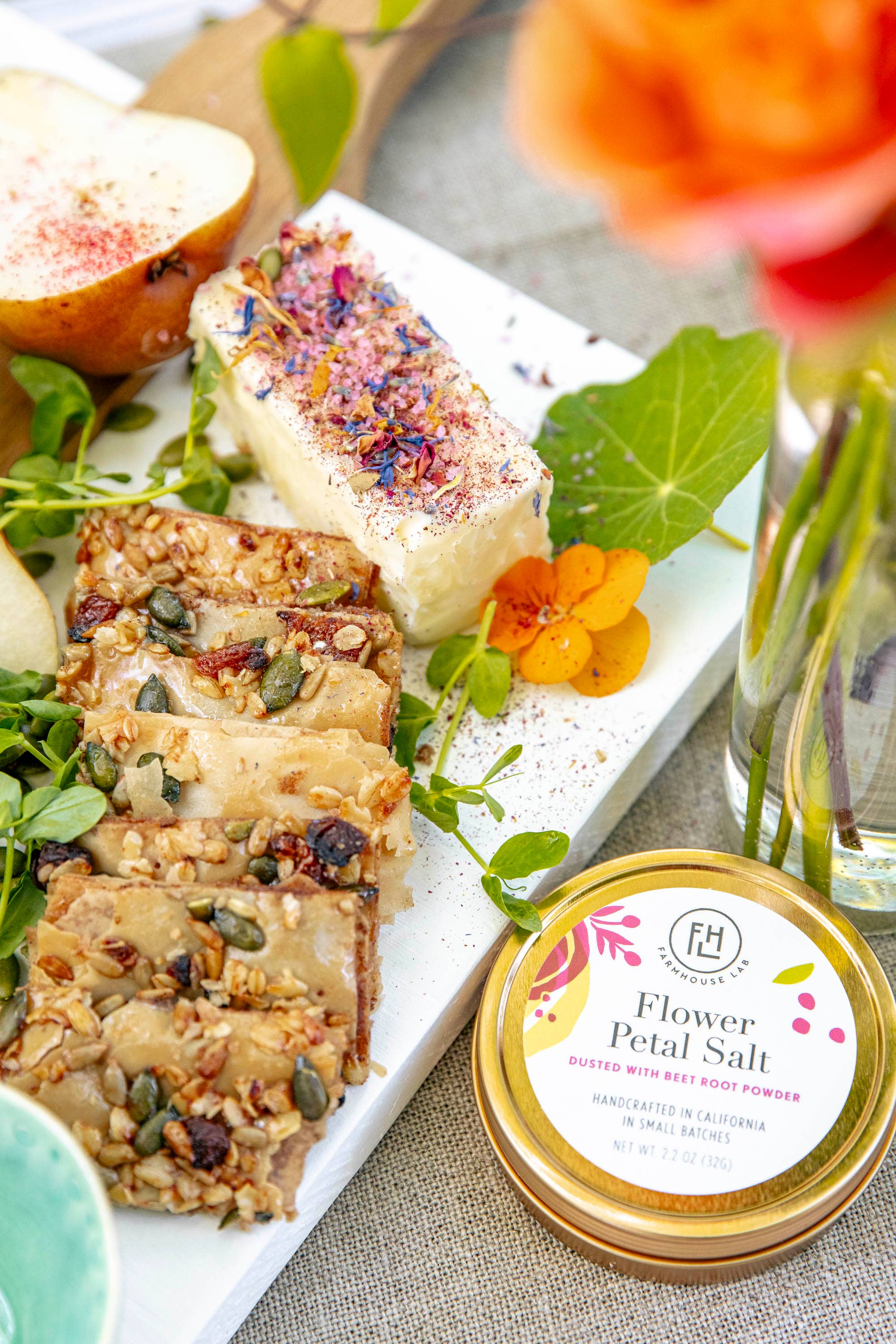 latta in metallo bianco Sale con Petali di Fiore in vendita all'ingrosso su Faire1