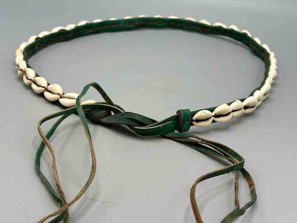 The Niger Bend – Großhandel Gürtel – Damen – Schmaler afrikanischer Krawattenverschluss aus echtem Kaurimuschelleder21