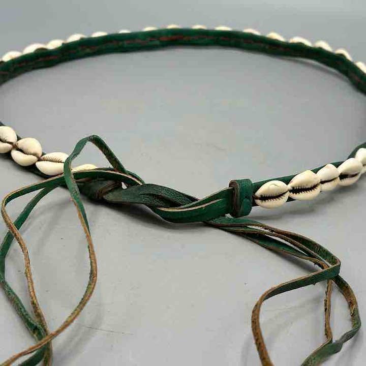 The Niger Bend – Großhandel Gürtel – Damen – Schmaler afrikanischer Krawattenverschluss aus echtem Kaurimuschelleder21