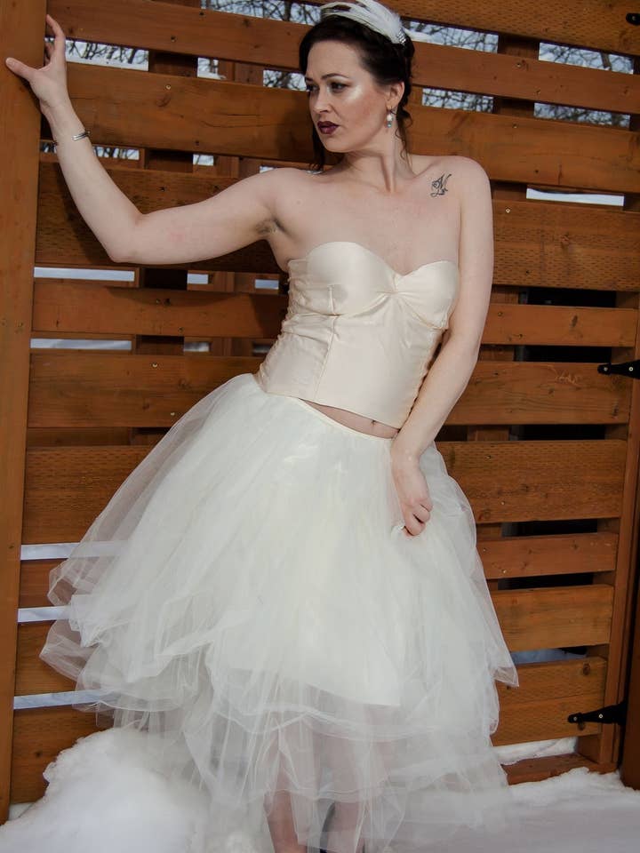 Amelie satin korsettopp, hel längd eller kort modell för wholesale av Rose Red Bridal