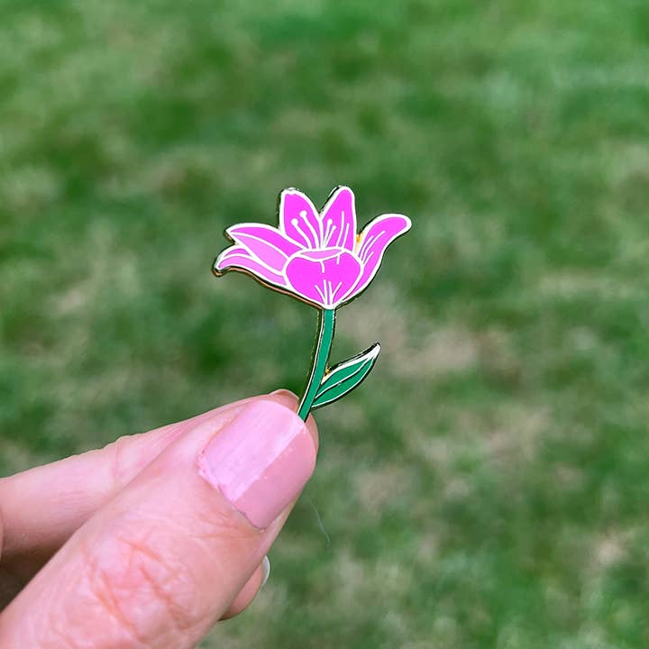 Happily Plants - Venta al por mayor Botón/prendedor - Alfiler de solapa con forma de flor de lirio rosa de HAPPY PLANTS, regalo para plantas de jardín