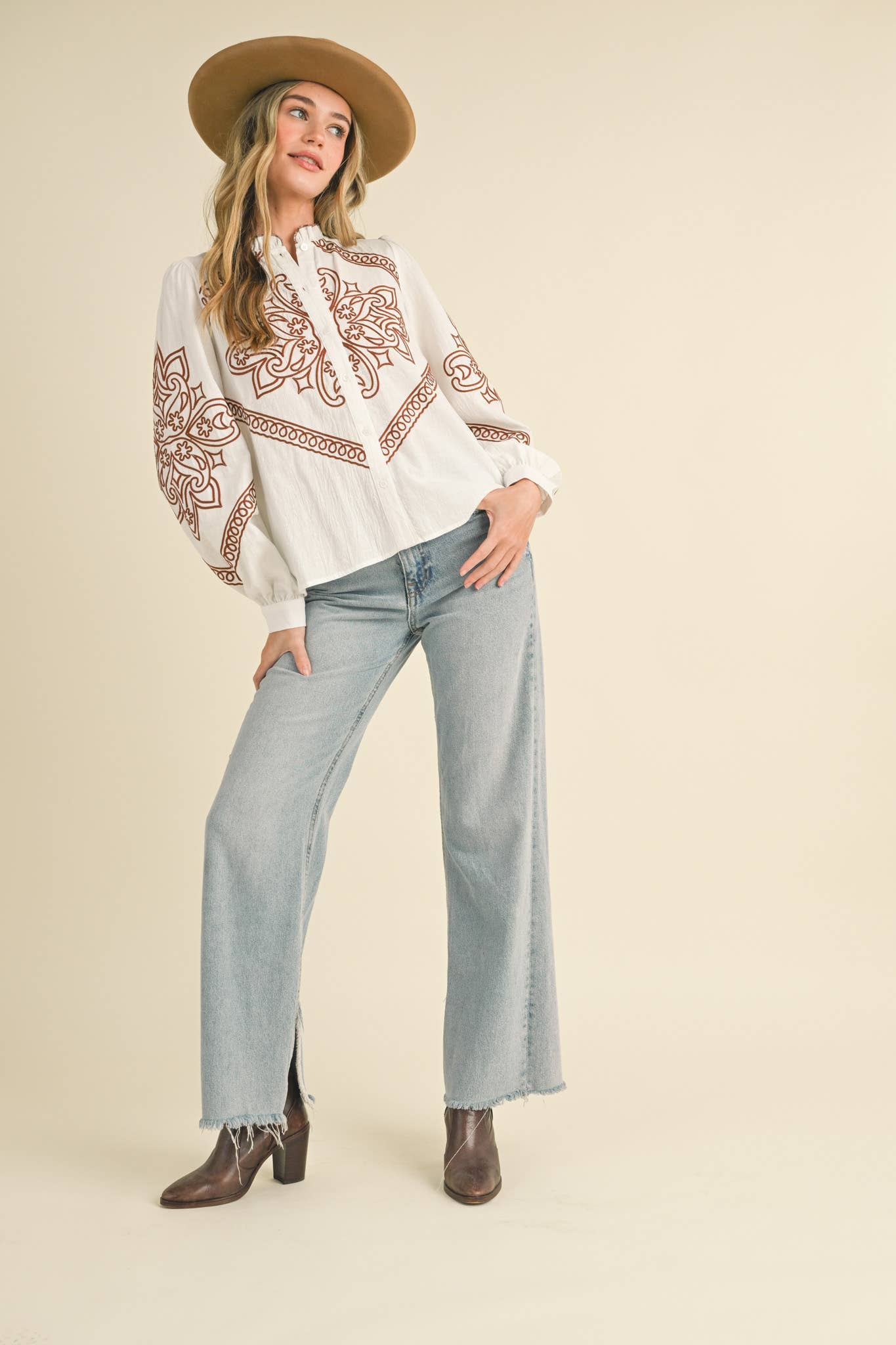 &MERCI – Engroshandel Skjorte med buttondown – til kvinder – BRODERET MOCK NECK KNAPPEBLUSE MTP333617