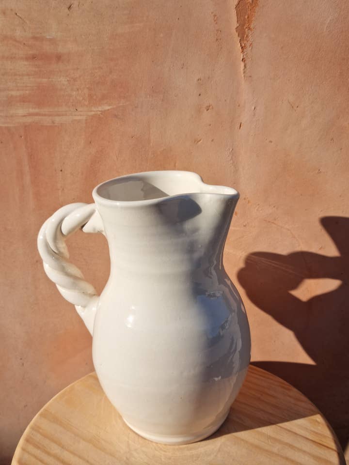 Brocca tradizionale con manico intrecciato per la vendita all'ingrosso da parte di Cerámica Roca Caus