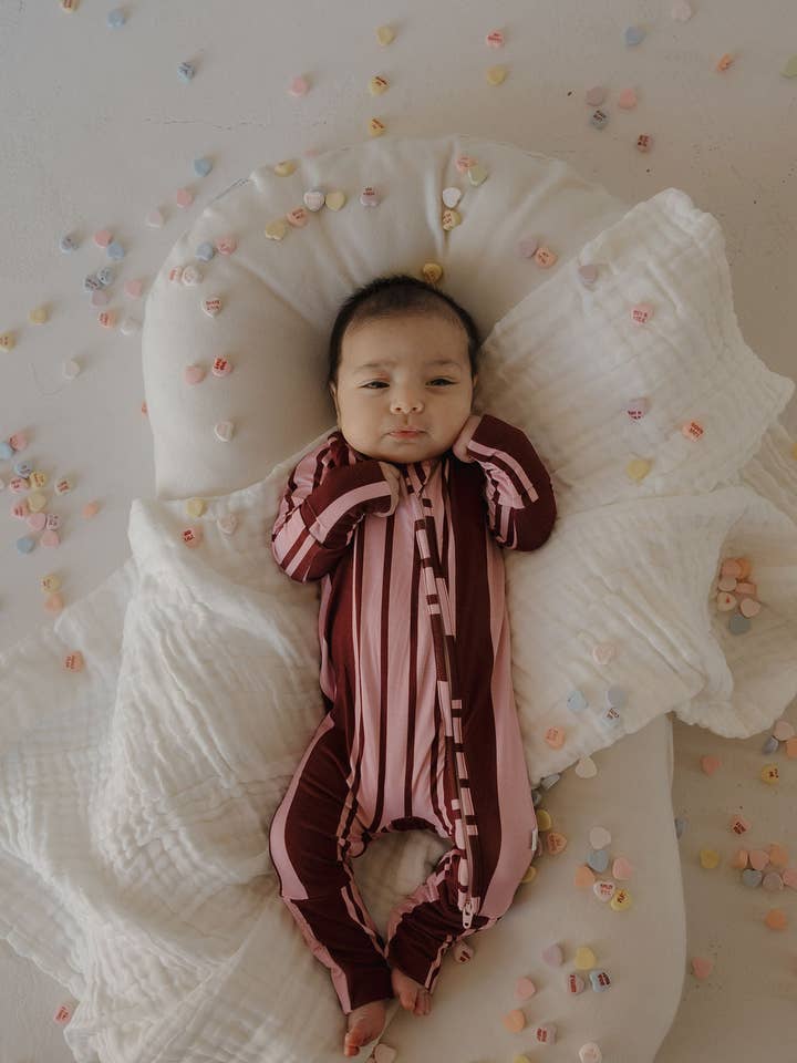 Bambu Zip-pyjamas | Sweetheart Stripes för wholesale av Forever French Baby