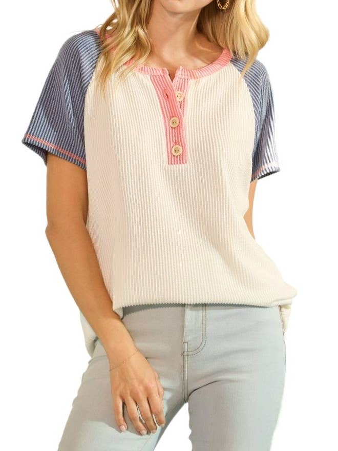 Haut Henley à boutons sur le devant avec blocs de couleur côtelés pour la vente par Vanilla Monkey