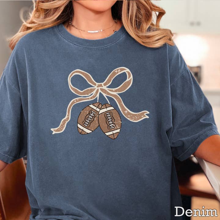 Shoppe SHC – Engroshandel Grafisk t-shirt - Dame – Coquette Fodbold Kampdag Grafisk T-shirt | Komfortfarve12