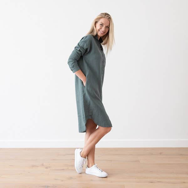 LinenMe – Vestido - Mulher por atacado – Vestido Camisa Linho Bálsamo Verde Paula, altura dos joelhos3