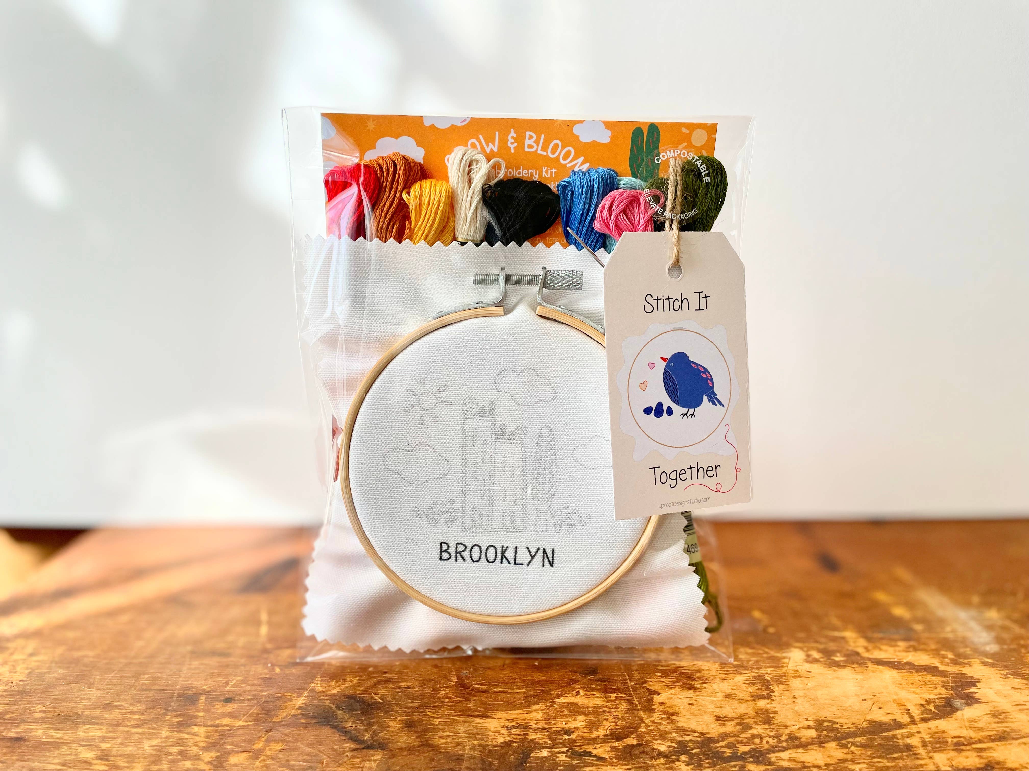 UpRoot Design Studio - Venta al por mayor Material para bordado/punto de cruz - Kit de bordado ecológico «Brooklyn-Green Cities» (Joyful Threads)