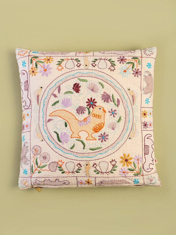 Copricuscino bianco ricamato con uccelli per la vendita all'ingrosso da parte di Ian Snow Ltd