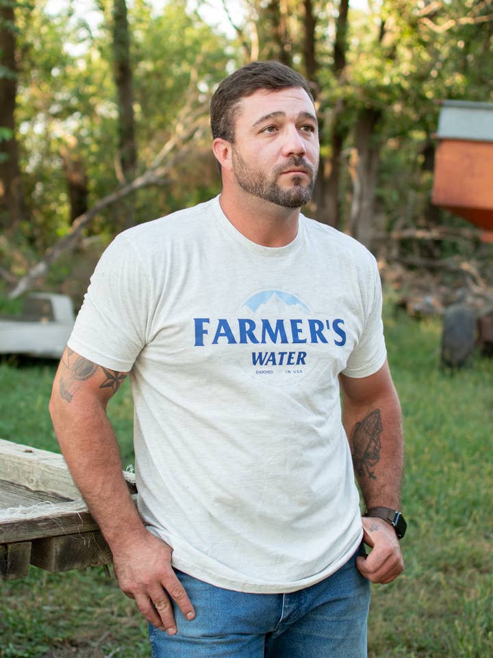 T-shirt Gráfica 'Farmers Water' do Oeste por atacado de American Farm Company