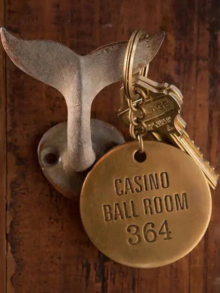 Crochet mural baleine finition rouille pour la vente par Vagabond Vintage