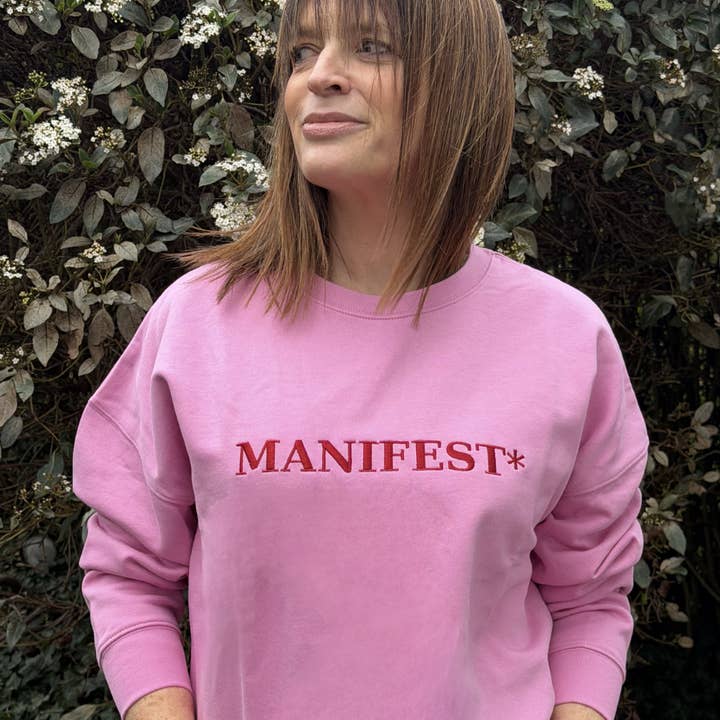 Sweat-shirt Manifest à slogan brodé en coton biologique pour la vente par Percy and Nell Retail Limited
