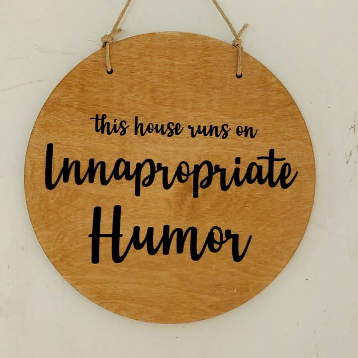 Support de porte rond - Cette maison fonctionne sur un humour inapproprié pour la vente par Piece of Paradise