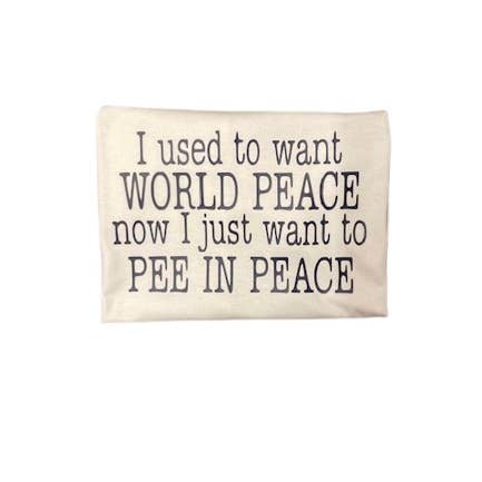 Humor Grafisk "Jeg vil bare tisse i fred" Dame T-shirt for engroshandel hos Granny & Grandpa's Custom Creations