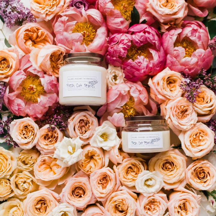 Fresh Cut Pfingstrosen Sojakerze für den Großhandel von Palms, Psalms, & Prosecco