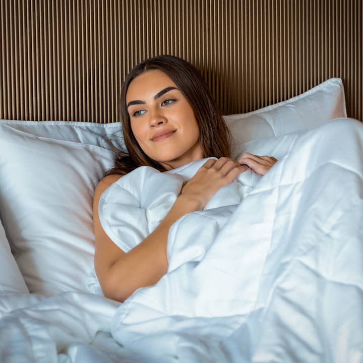 Eco White Cooling Comforter Set – Temperature-Regulating Eucalyptus Silk Comforter & Pillow Shams for wholesale on Faire8