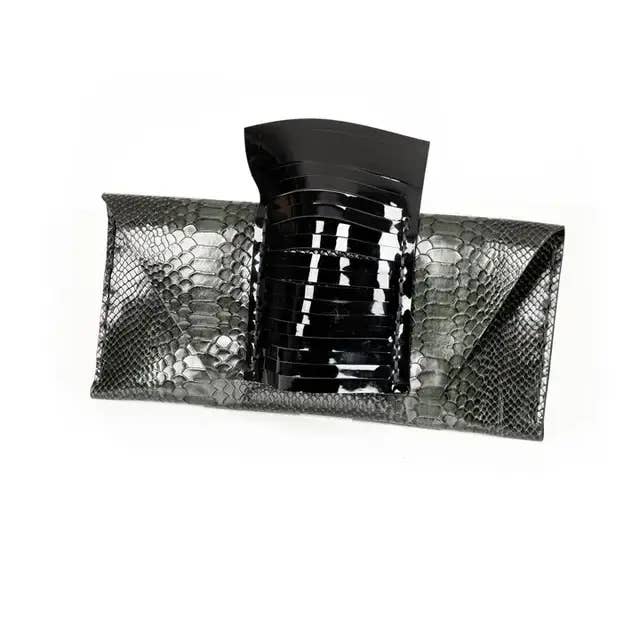 Sort slangepræget læderclutch med glanslak for engroshandel hos The Dark