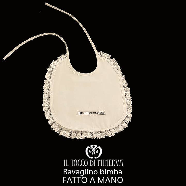 Bavoir blanc pour nouveau-née en lin et dentelle personnalisable - Fait main pour la vente par Il Tocco di Minerva
