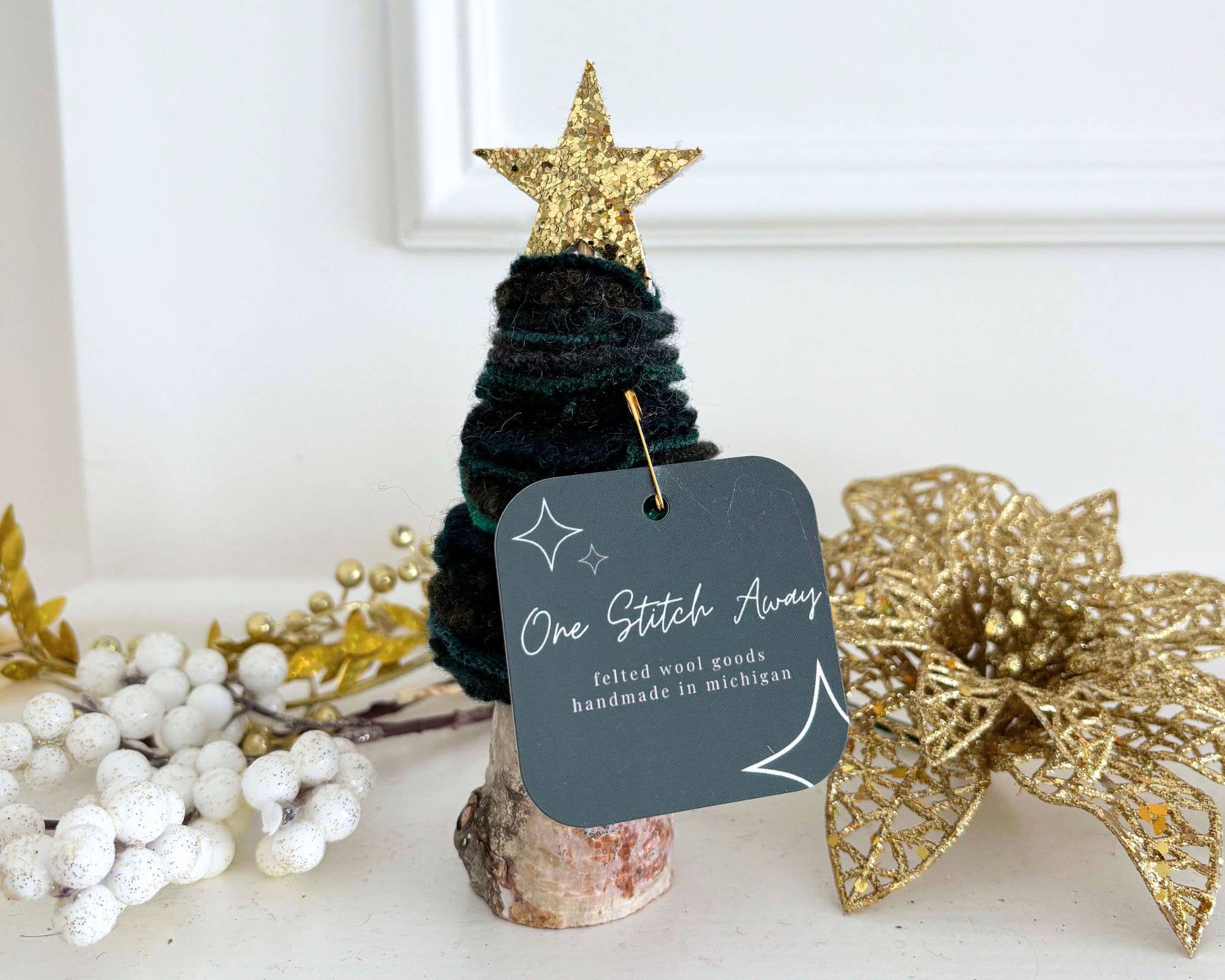 One Stitch Away - Vendita all'ingrosso Decorazione natalizia - Mini albero di Natale in lana infeltrita verde2