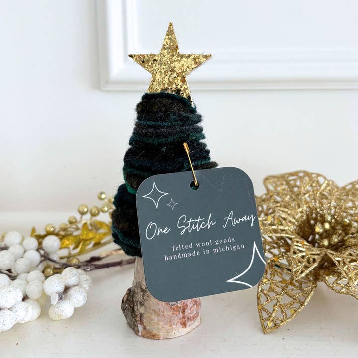 One Stitch Away - Vendita all'ingrosso Decorazione natalizia - Mini albero di Natale in lana infeltrita verde2