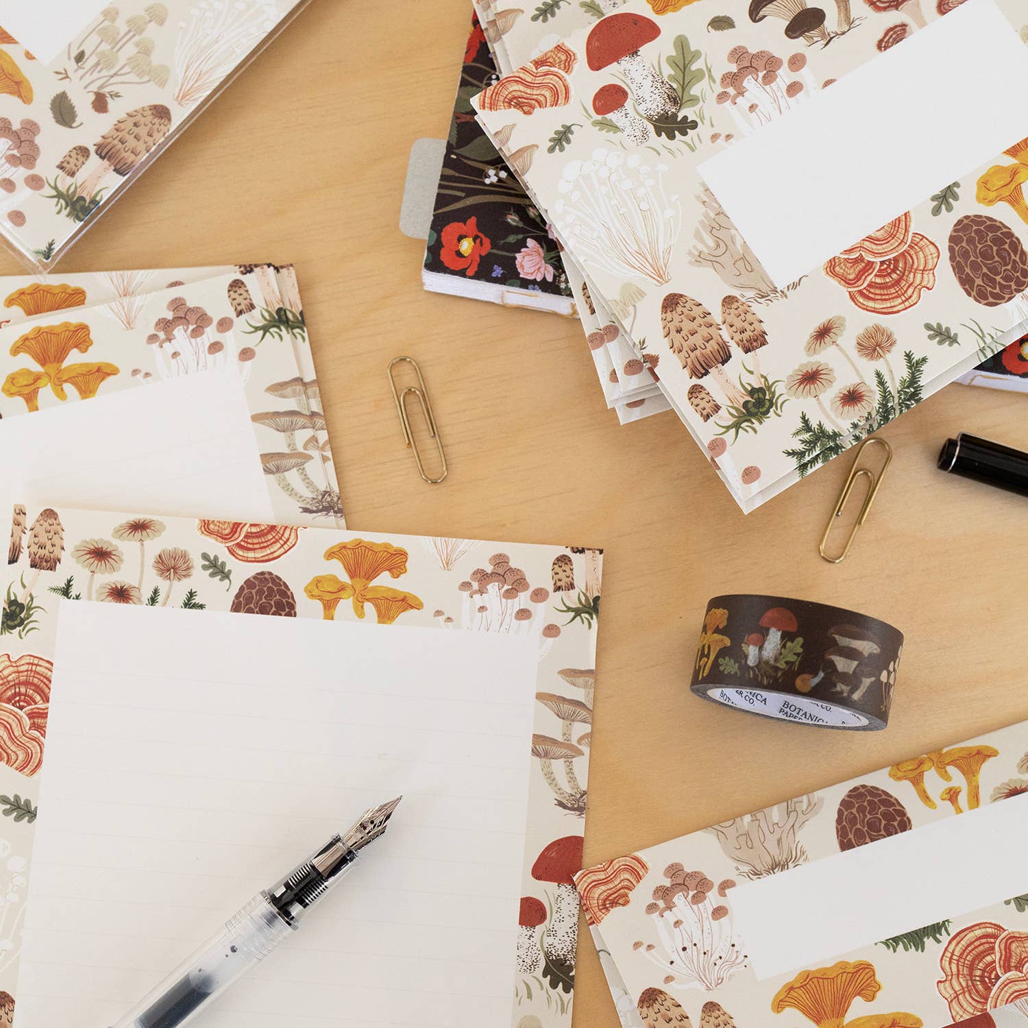 Botanica Paper Co. - Vente Papiers à en-tête - Ensemble pour écrire des lettres avec motif champignons1