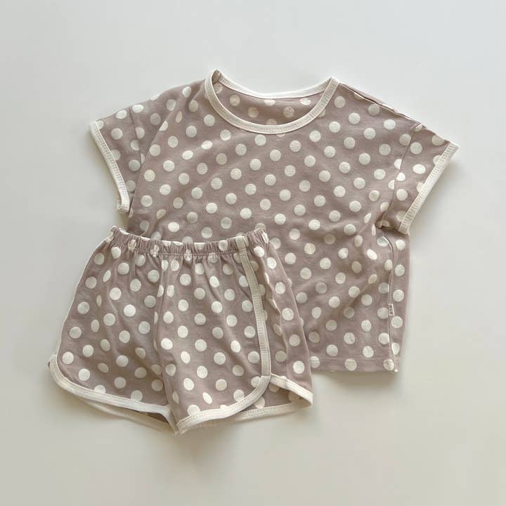 Ensemble t-shirt et short d'été doux pour enfant à pois pour la vente par peekaboo