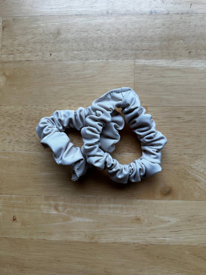 Amostra - Duo mini scrunchies desportivos bege por atacado de Gibou