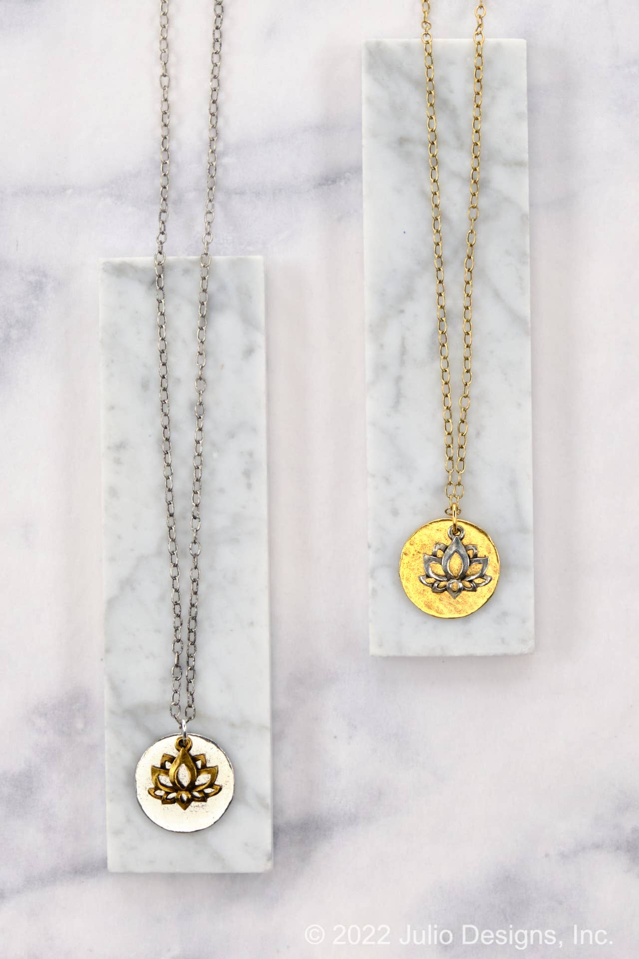 Julio Designs - Venta al por mayor Collares con colgantes/abalorios - Collar decorativo Beaufort con forma de disco martillado y colgante3