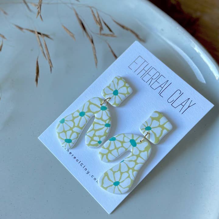 Matisse Blomsterlerøreringe, Gylden Grøn & Teal for engroshandel hos Ethereal Clay